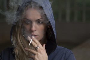 Mädchen raucht